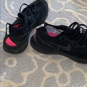 Nike knit tennis shoes